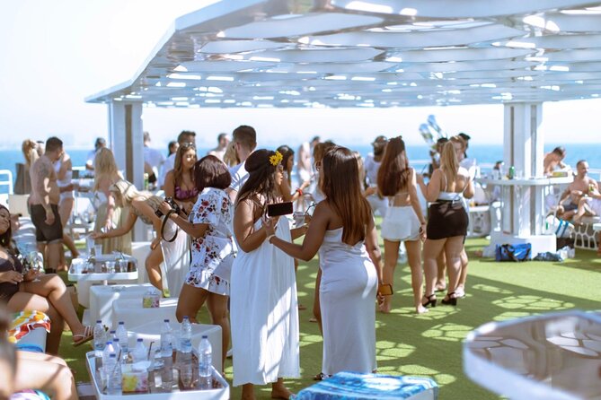 3-Hour Lotus Mega Yacht Dinner Cruise Dubai with Transfers - Boarding at T Head, Dubai Marina