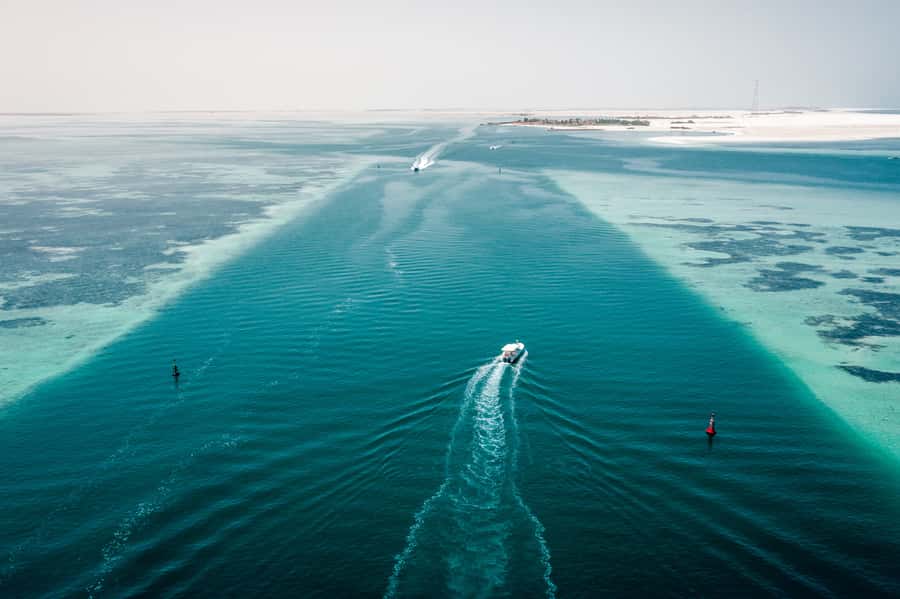Abu Dhabi: 4-Hour Guided Cruise & Island Hopping - Starting at Al Quffal Street and Al Bateen