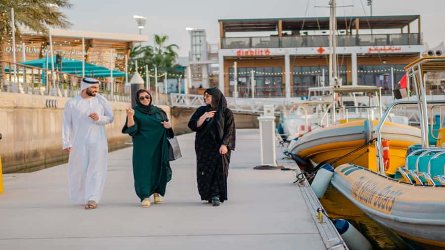 Abu Dhabi: Guided Speedboat Sightseeing Tour - Yas Bay and the attractions of Yas Island
