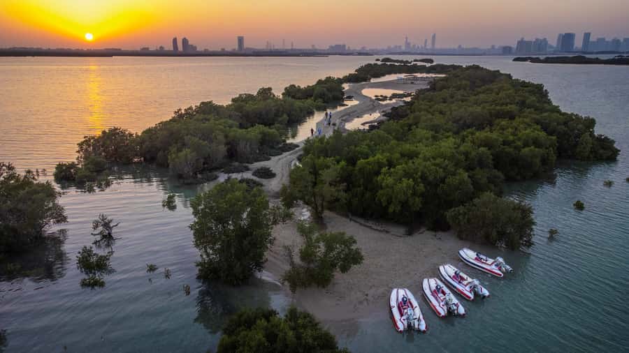 Abu Dhabi: Yas Island Self-Driving Guided Speedboat Tour - Yas Links, Ferrari World, and photo stops