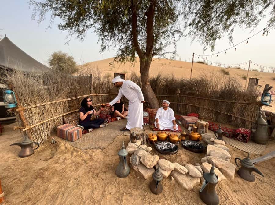 Dubai: Al Marmoom and Al Qudra Lakes Guided Tour with Dinner - Falcons, camels, and a taste of Bedouin life