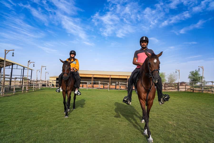 Dubai: Al Marmoom Oasis Horse Riding Experience with Snack - Arriving at Al Salah Stud in Al Marmoom