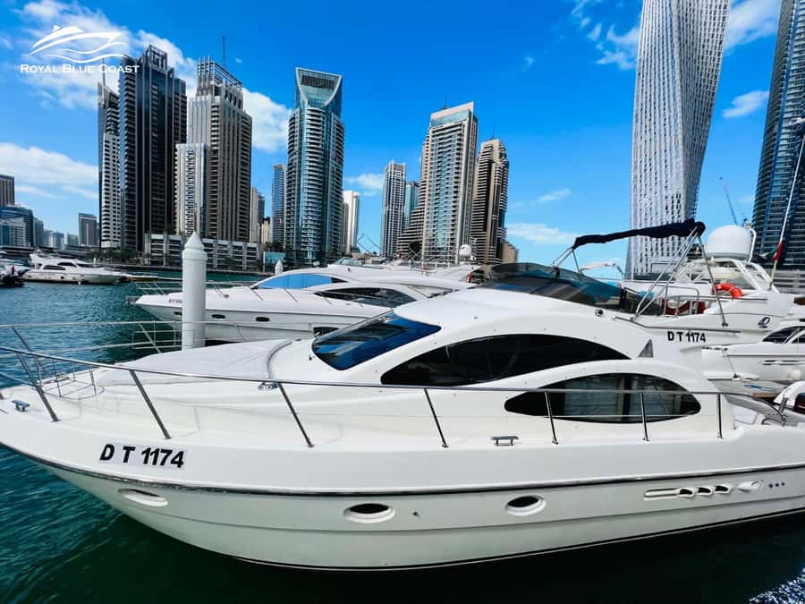 Dubai: Azimut 42 Feet Private Luxury Yacht Cruise - Leaving from Gate T at Dubai Marina