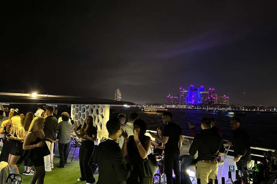 Dubai: Desert Rose NYE Cruise with Dinner and Fireworks - What $406 Really Buys You