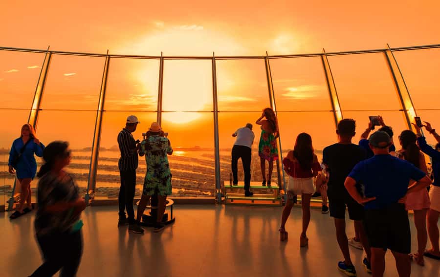 Dubai: Dinner at The View the Palm Observatory - From the ground floor to level 52