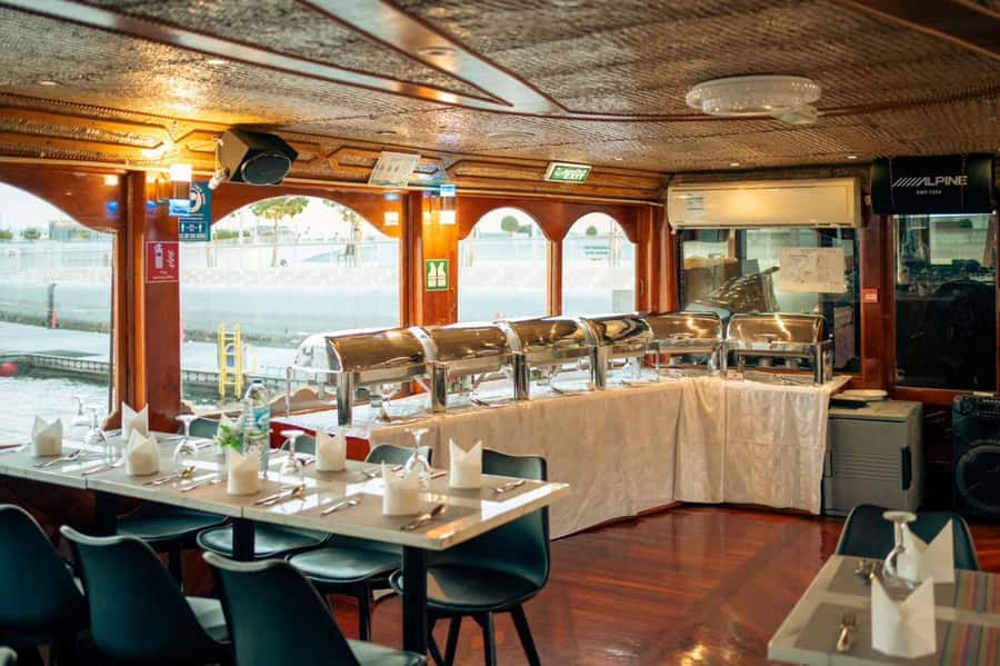 Dubai: Dinner Dhow Cruise with Live Entertainment Al Seef - A short dhow ride with a lot packed in