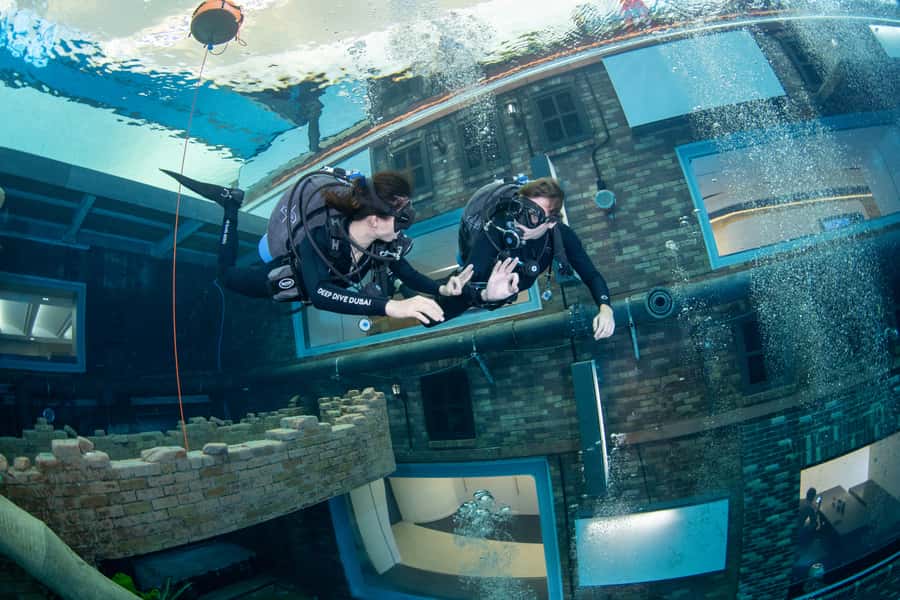Dubai: Discover Scuba Dive for Beginners at Deep Dive - Exploring the underwater city at 12 meters