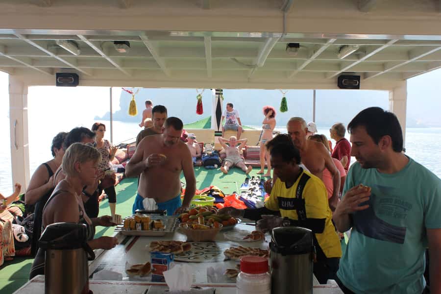 Dubai: Full-Day Sea Safari to Musandam - Lunch on the dhow and the day’s rhythm