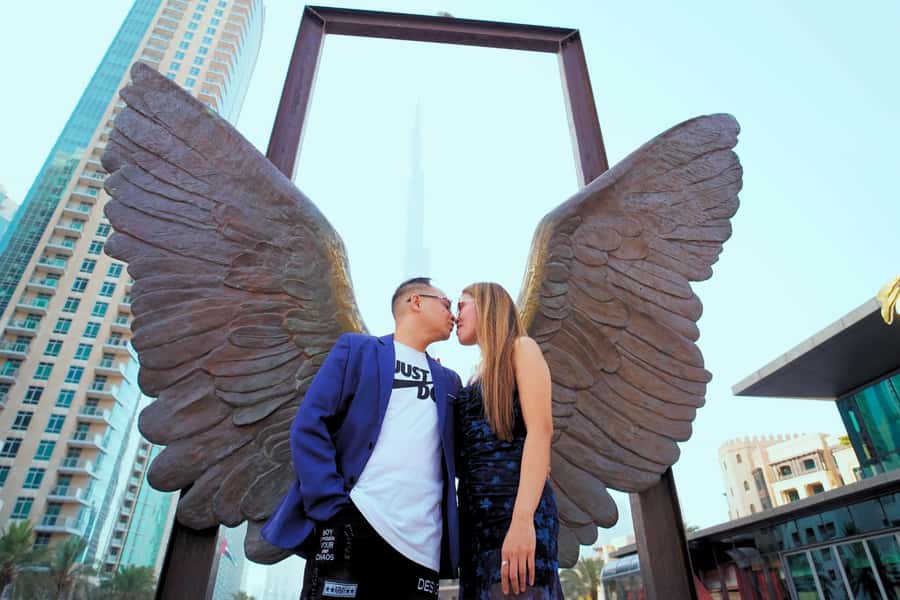 Dubai: Iconic Burj Khalifa Pre-Wedding Photoshoot - Timing, clothing, and comfort