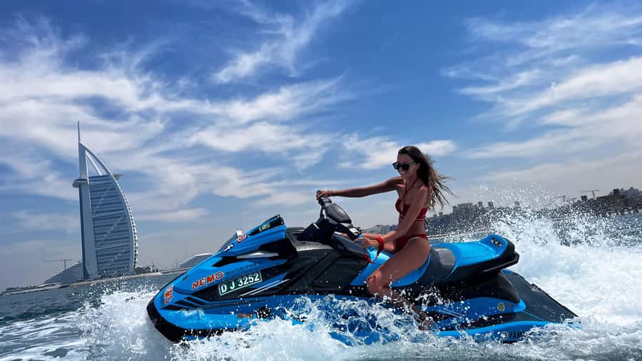 Dubai: Jet Ski to Atlantis with Videos, Photos and Ice Cream - How the guides shape the experience
