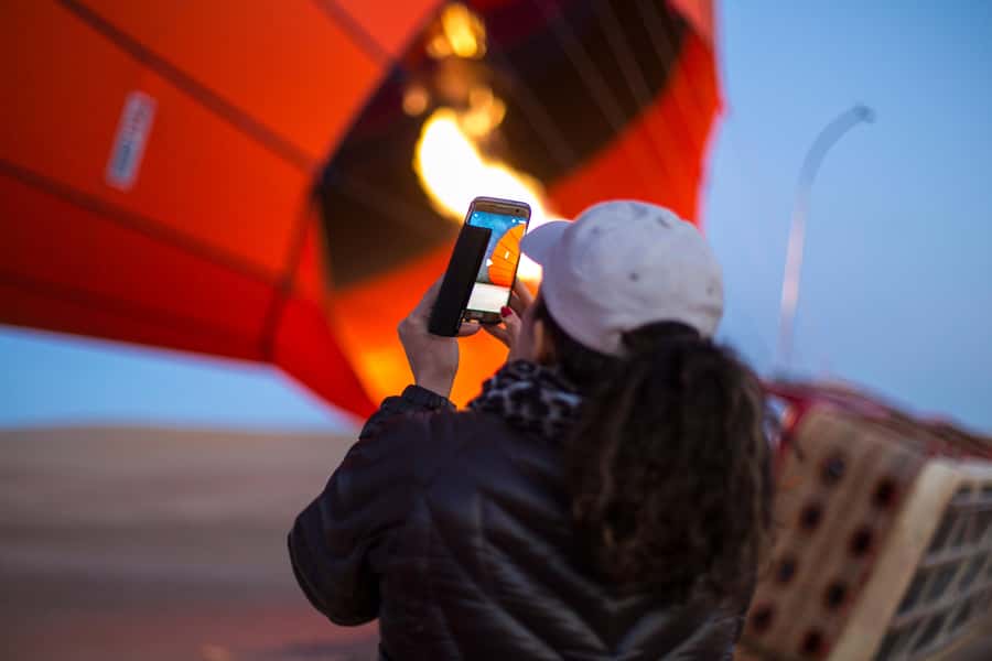 Dubai: Luxury Balloon Flight with Michelin-Curated Breakfast - Falconry from the balloon basket