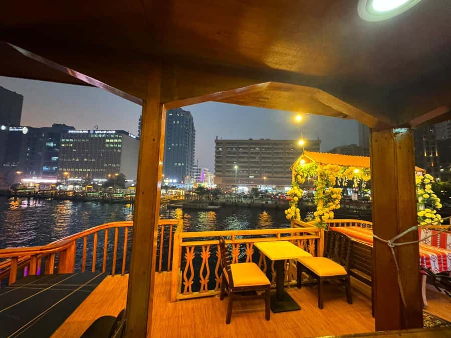 Dubai: Luxury Dinner Cruise with Live Music - Dinner: filling, casual, and not fine dining