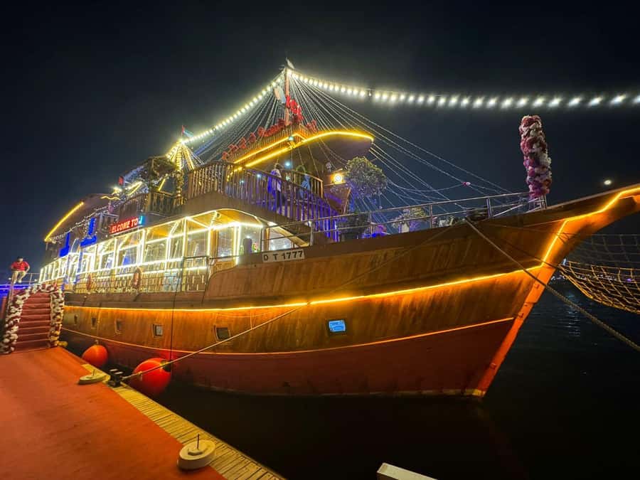 Dubai: Luxury Dinner Cruise with Live Music - The best seats and the best time to look outside