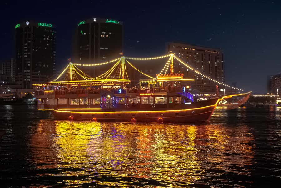 Dubai: Luxury Dinner Cruise with Live Music - Getting to the dhow and avoiding a bad start