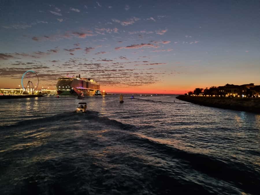 Dubai: Luxury Sightseeing Cruise with Food and Drinks - Dubai Marina gives you the first skyline show