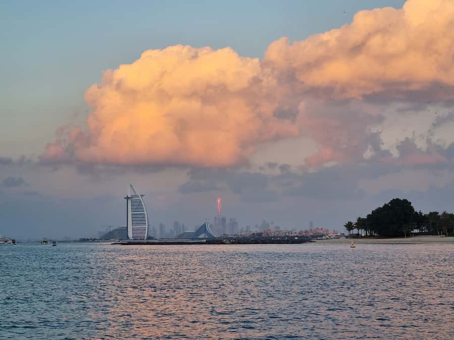 Dubai: Luxury Sightseeing Cruise with Food and Drinks - Ain Dubai and the changing light