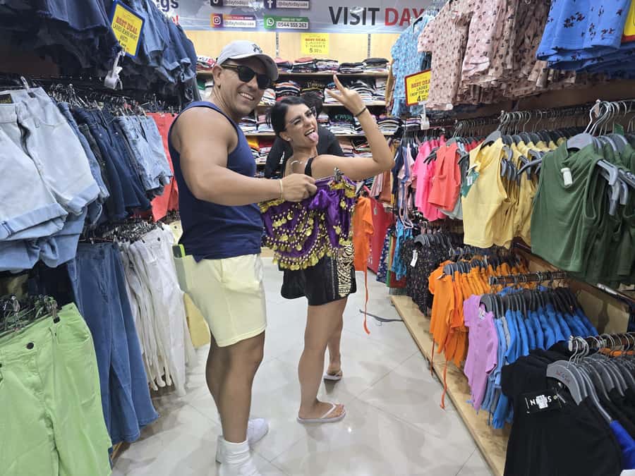 Dubai: Magic & Secret new Shopping Tour - Stop one: clothes and accessories under $5