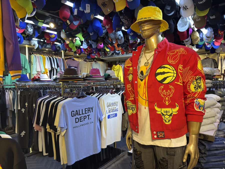 Dubai: Magic & Secret new Shopping Tour - Stop two: a discount store for everyday goods