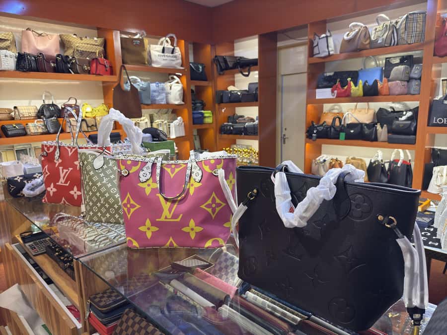 Dubai: Magic & Secret new Shopping Tour - Finishing at a market with luxury-inspired fashion