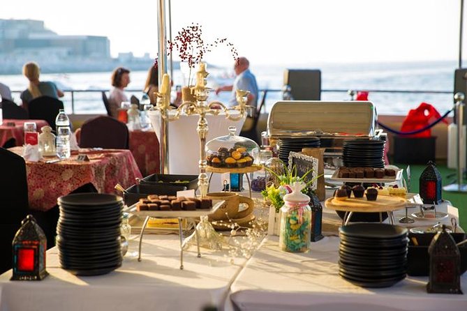 Dubai Marina Dinner Cruise with Live Music & Open Bar - Sunset or evening: choose your view
