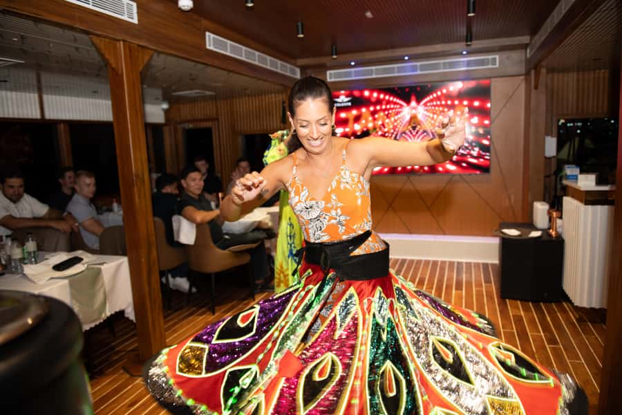 Dubai Marina: Luxury Dinner Cruise, Live Show, Open Bar & DJ - Service and the overall atmosphere
