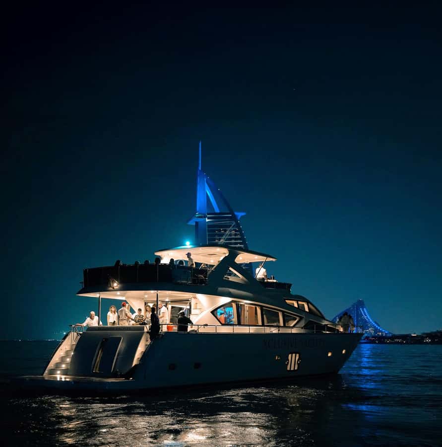 Dubai Marina: Luxury Yacht Tour with Breakfast or BBQ Option - Why Dubai Marina works so well from a yacht