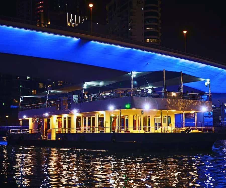 Dubai: Marina Premium Dinner Cruise with Unlimited Drinks - Music and entertainment on the water