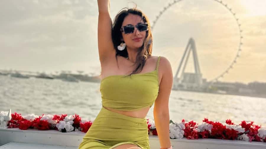 Dubai Marina: Private Boat Tour with Flower - JBR Beach from the water