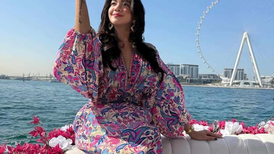 Dubai Marina: Private Boat Tour with Flower - Proposals, birthdays, and honeymoon plans