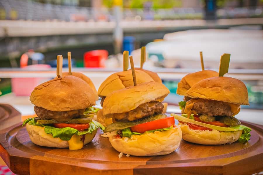 Dubai: Marina Sightseeing on Yacht with Breakfast - Breakfast with Dubai Marina views
