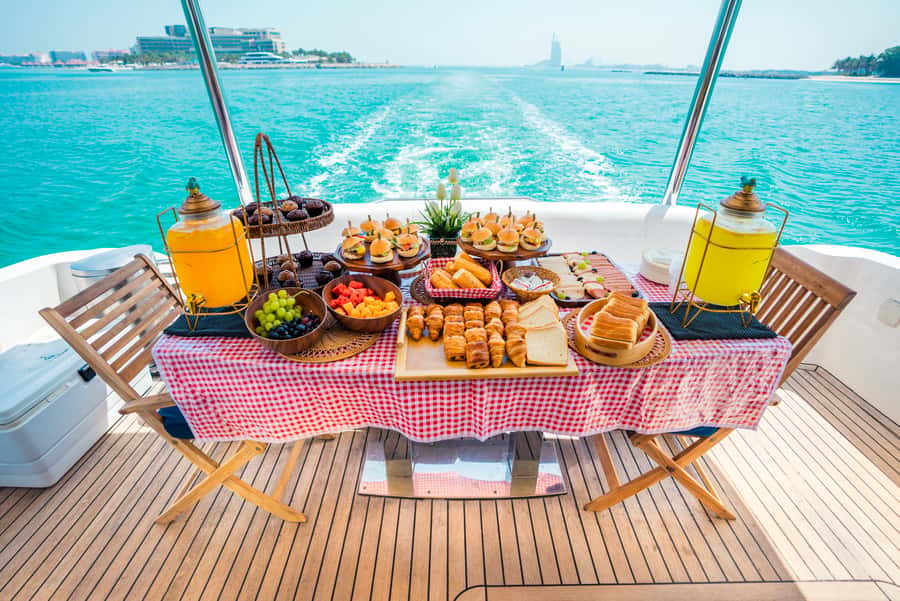 Dubai: Marina Sightseeing on Yacht with Breakfast - Ten minutes at Jumeirah Beach Residence