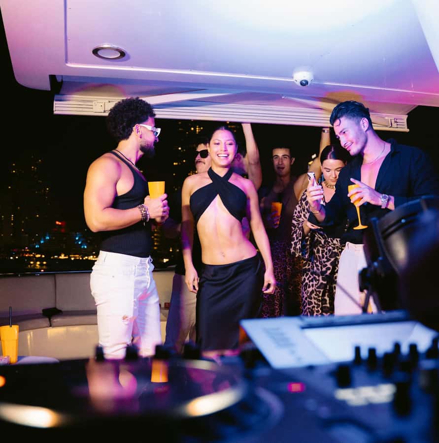 Dubai: Marina Yacht Party with BBQ, Unlimited Drinks and DJ - BBQ sliders, skewers, and the rhythm of food service