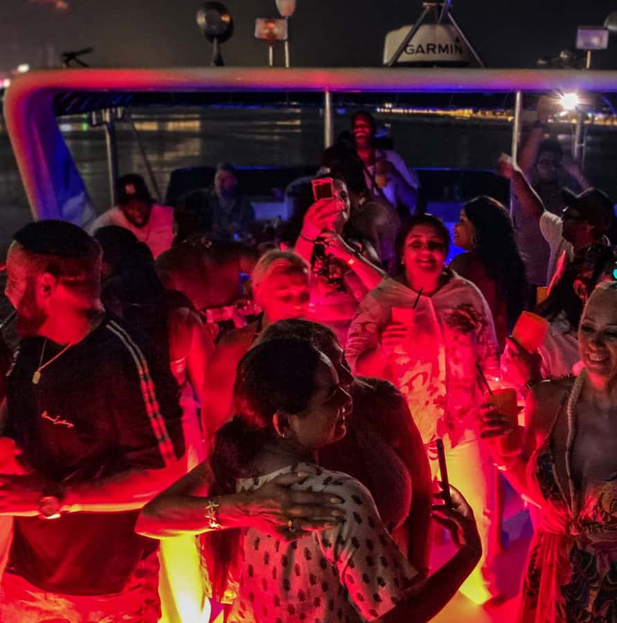 Dubai: Marina Yacht Party with BBQ, Unlimited Drinks and DJ - DJ music and the open-deck party