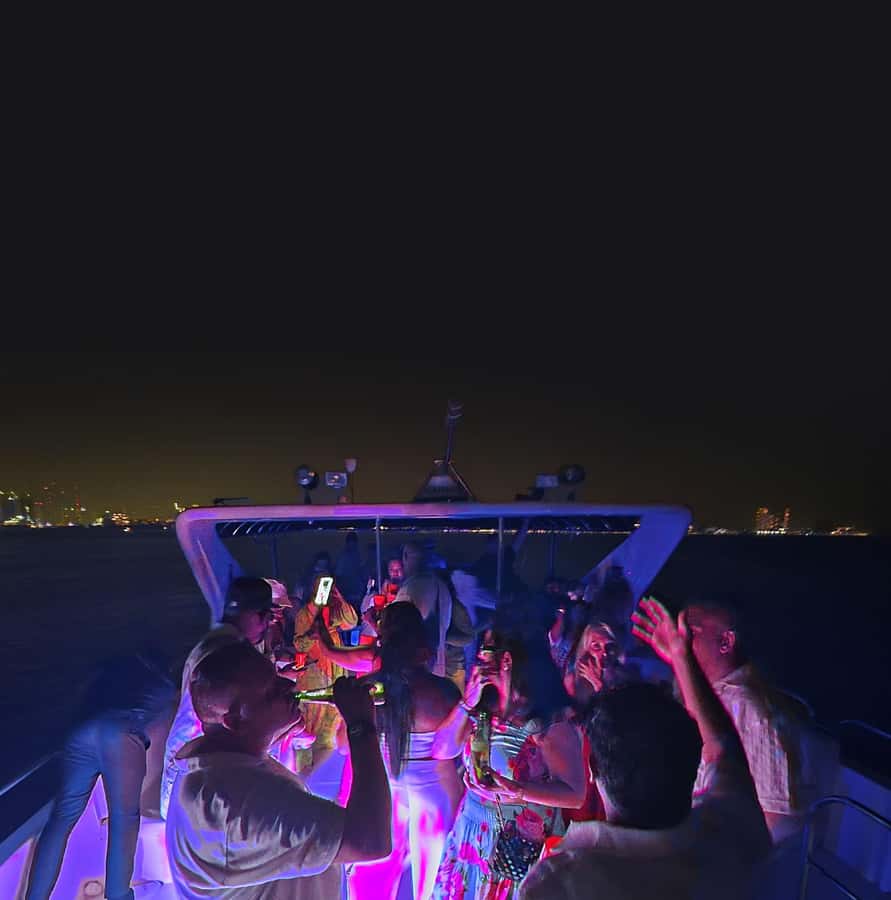 Dubai: Marina Yacht Party with BBQ, Unlimited Drinks and DJ - Service, safety, and the small details