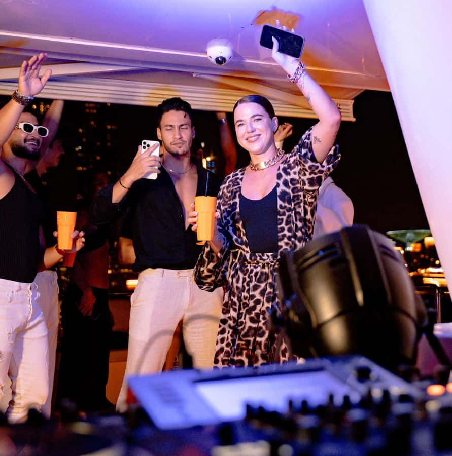 Dubai: Marina Yacht Party with BBQ, Unlimited Drinks and DJ - Checking in at Xclusive Yachts