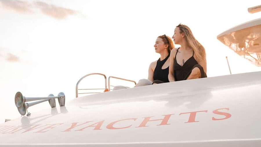 Dubai Marina Yacht Tour: Ain Wheel, JBR & Harbour in 1 Hour - The open-air deck and onboard drinks