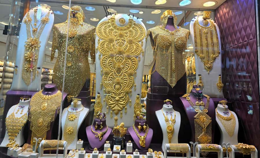 Dubai: Premium Old Town, Street Food, Souks & Boat Ride Tour - Finishing among the gold displays