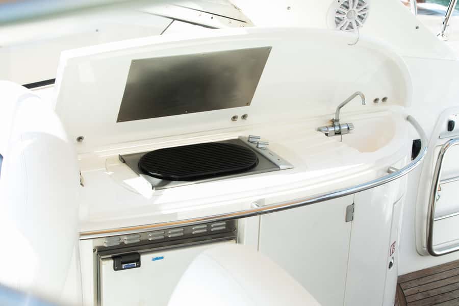 Dubai: Private Boat Cruise from Dubai Marina up to 12 people - Palm Jumeirah and Atlantis