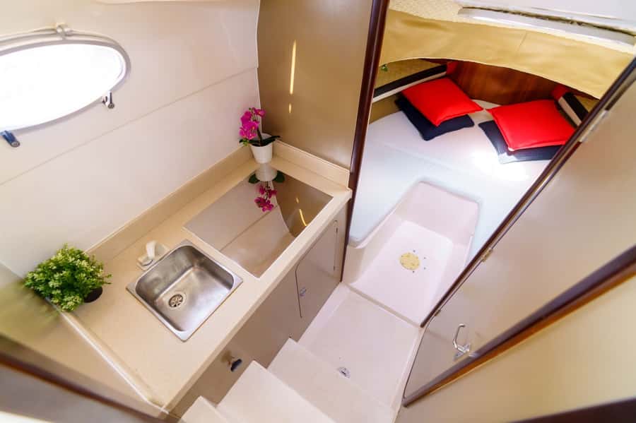 Dubai: Private Coastline Landmarks Mini-Yacht Tour - What the two-hour pace feels like