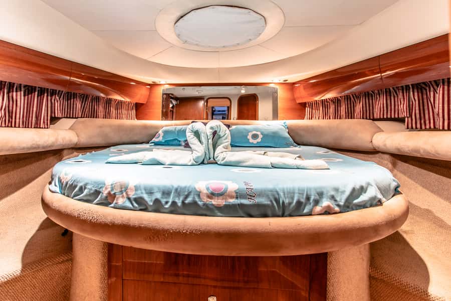 Dubai: Private Luxury Everest Yacht Cruise from Dubai Marina - Burj Al Arab and the Jumeirah coast