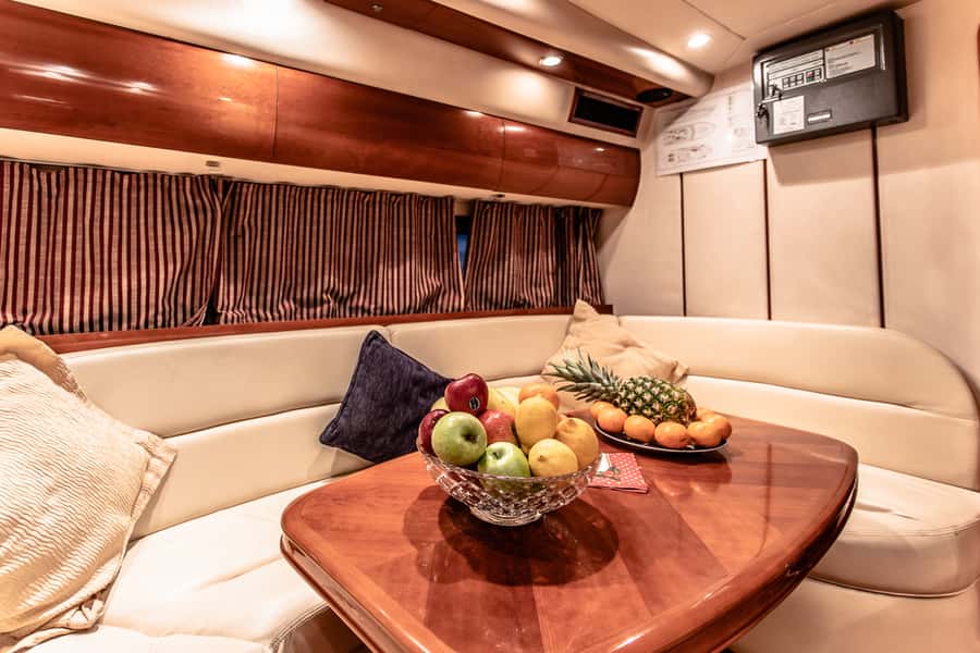 Dubai: Private Luxury Everest Yacht Cruise from Dubai Marina - Choosing between one, two, three, and four hours