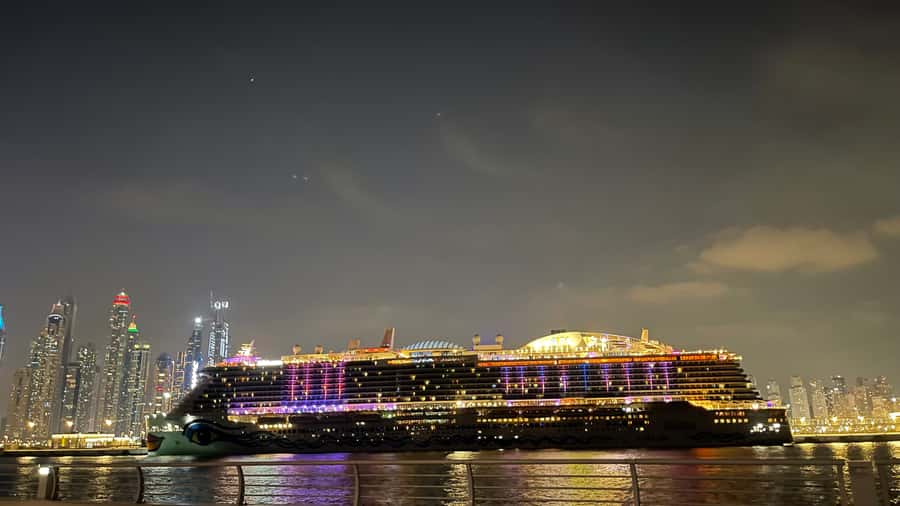 Dubai: Private Luxury Night Boat Tour - Meeting near Pier 7 and Dubai Marina Mall