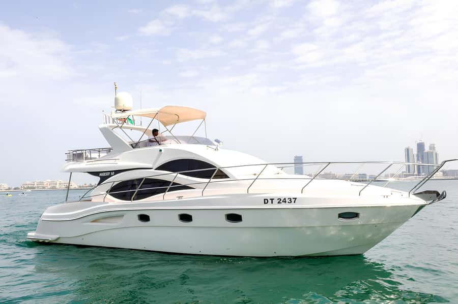 Dubai: Private Yacht Tour Experience with Soft Drinks - What the one-hour cruise really covers