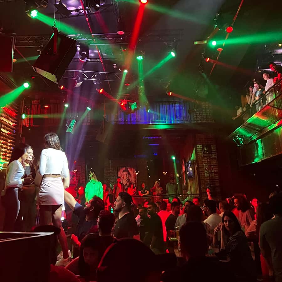 Dubai: Pub Crawl Nightlife Tour - Your Saturday schedule from 8:00 PM to 3:00 AM