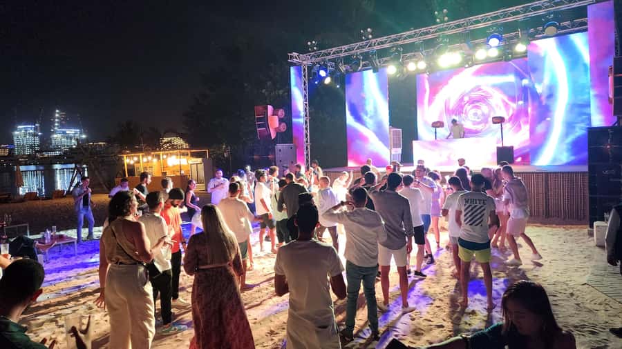 Dubai: Pub Crawl Nightlife Tour - The guide makes more difference than the bar list