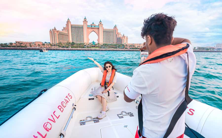 Dubai: Sightseeing Speedboat Tour with Live Tour Guide - The crew makes a real difference