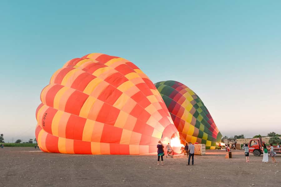 Dubai: Sunrise Hot Air Balloon Tour with E-Certificate - Watching the balloon come alive