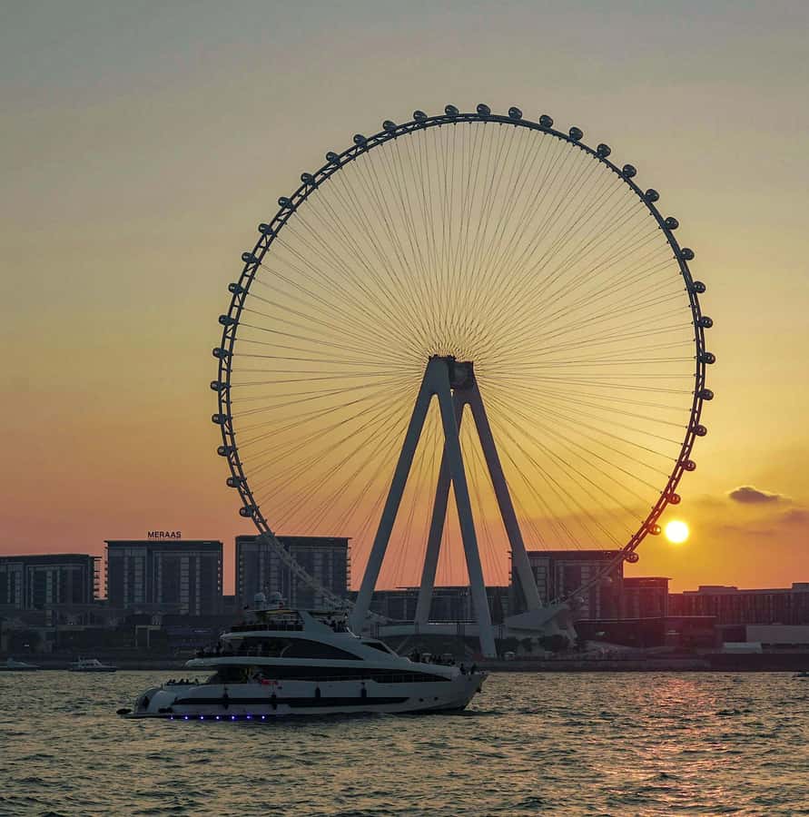 Dubai: Superyacht Experience with Live Music & Drinks - Music, saxophone, and the evening atmosphere