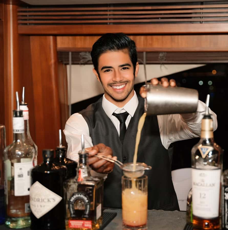 Dubai: Superyacht Experience with Party & Live DJ - Included drinks and the value of the open bar