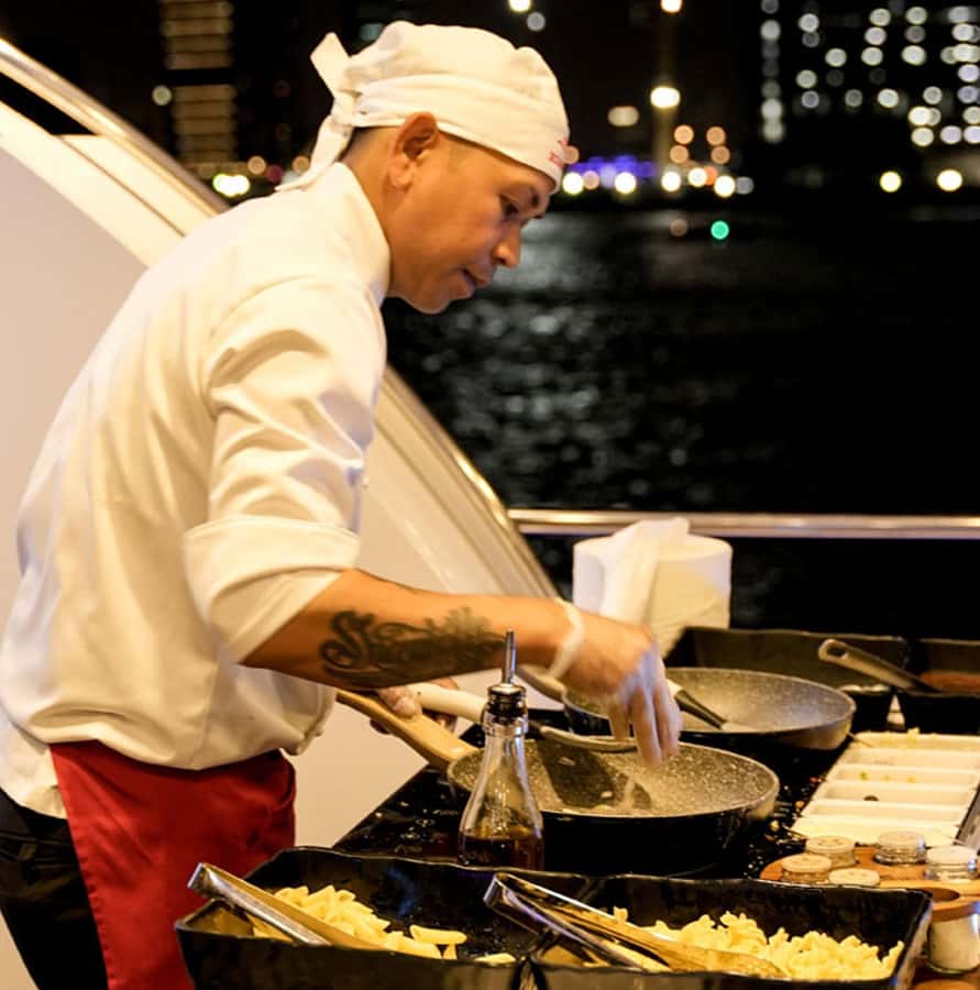 Dubai: Superyacht Experience with Party & Live DJ - Music, dancing, and the onboard atmosphere